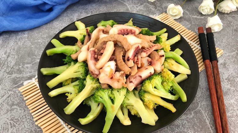 无肉不欢~肉丝炒鲜鱿西兰花,摆好盘,拍个靓照,开动!
有个宝宝已经口水不止了😄