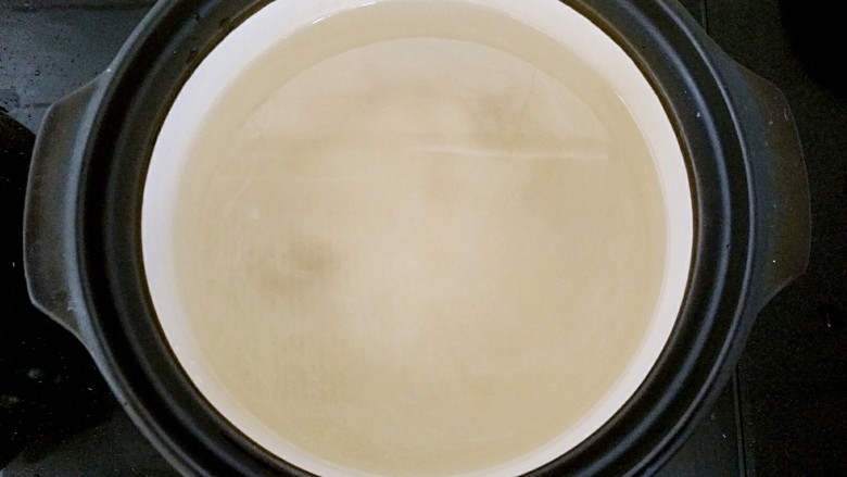 胡辣汤(家庭简易版),锅中放入高汤1000ml(没有高汤清水也可以)烧开。