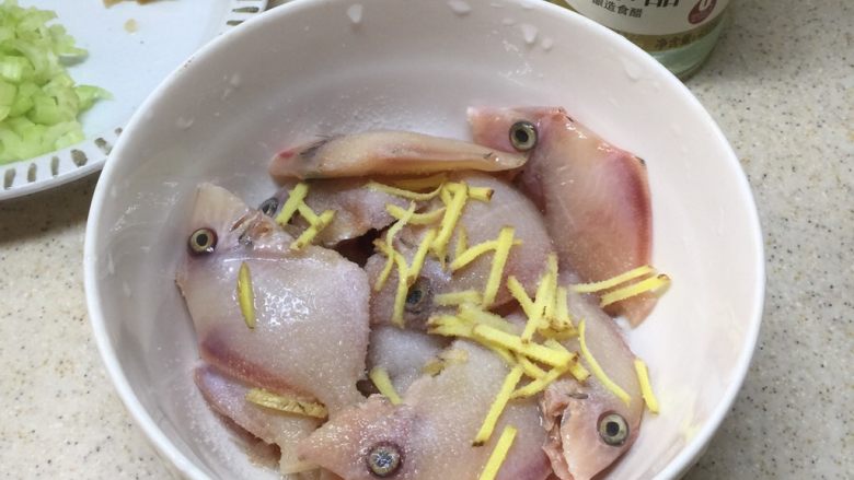 迪仔鱼海虾粥,加入姜丝,醋,盐腌制10分钟。