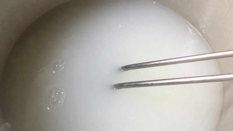 迪仔鱼海虾粥,高压锅等气体跑完后开锅,重新开大火煮开。
