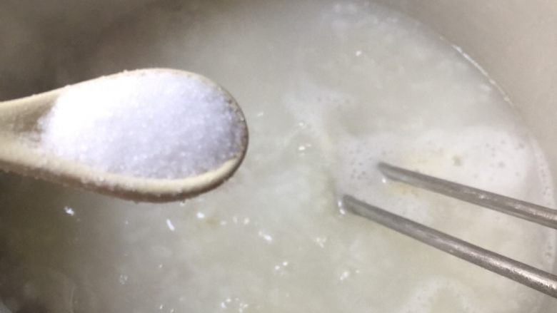 迪仔鱼海虾粥,加入盐调味,大火煮5分钟。