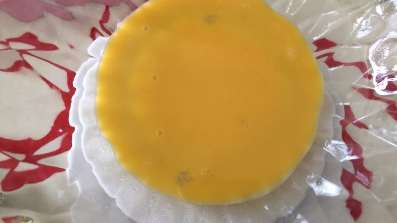 只属(紫薯)瓜子酥,同一个干净的大碗,放入鸡蛋液(一个50g左右的鸡蛋,打散,用40g,剩下的擦酥饼表面)