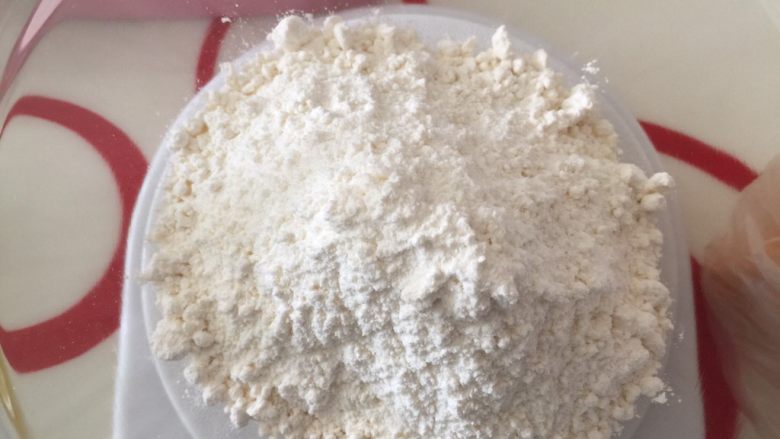 只属(紫薯)瓜子酥,用另外一个干净的碗,放入低筋粉