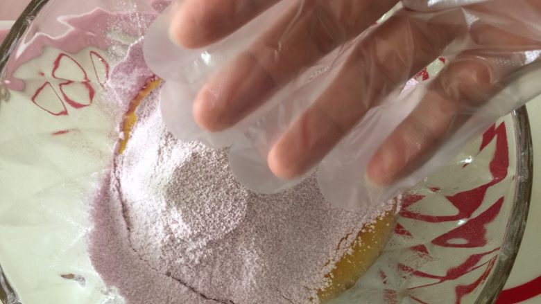 只属(紫薯)瓜子酥,戴上一次性手套,抓捏均匀至无粉状即可
记住,不是和面不是揉面,而是抓捏!抓捏!抓捏!