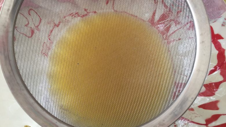 只属(紫薯)瓜子酥,然后再过筛进已准备好的蛋油混合液里