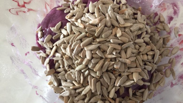 只属(紫薯)瓜子酥,抓捏均匀后放入瓜子仁