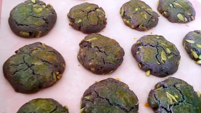 只属(紫薯)瓜子酥,表面擦蛋液,150度烤22分钟