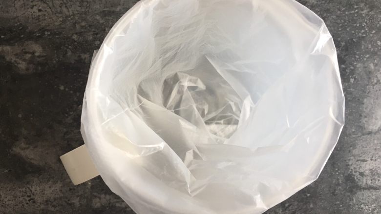 蛋黄小西饼(简单又好吃),准备好裱花袋