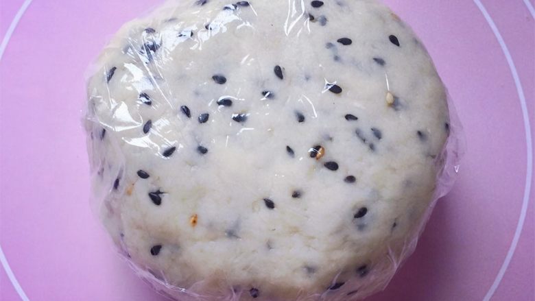 芝麻苏打饼干,包上保鲜膜,常温下松弛一小时。