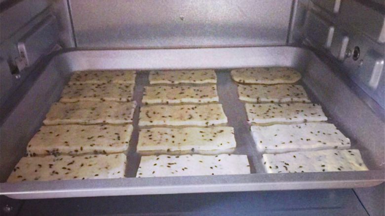 芝麻苏打饼干,将烤盘放入预热好的烤箱中层,上下火200度,烤10分钟至饼干松脆即可。