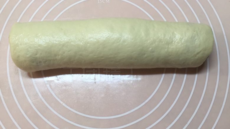 无蛋可可螺旋吐司,卷起来。记得卷的时候要压实再卷起,不然中间会有空洞。