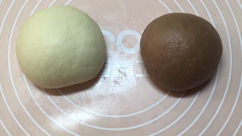 无蛋可可螺旋吐司,面团排气,取1/2的面团加入可可粉揉匀。松弛15分钟。
