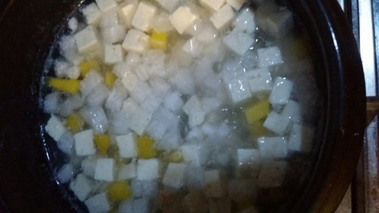 辅食：三色手抓饭&虾仁汤,上火煮熟，萝卜和南瓜煮软。