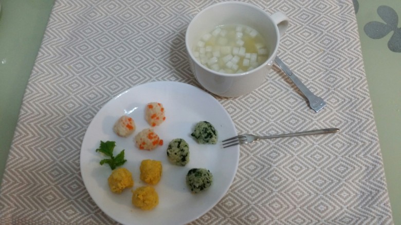 辅食：三色手抓饭&虾仁汤,最后盛出，就是美味的儿童辅食了。