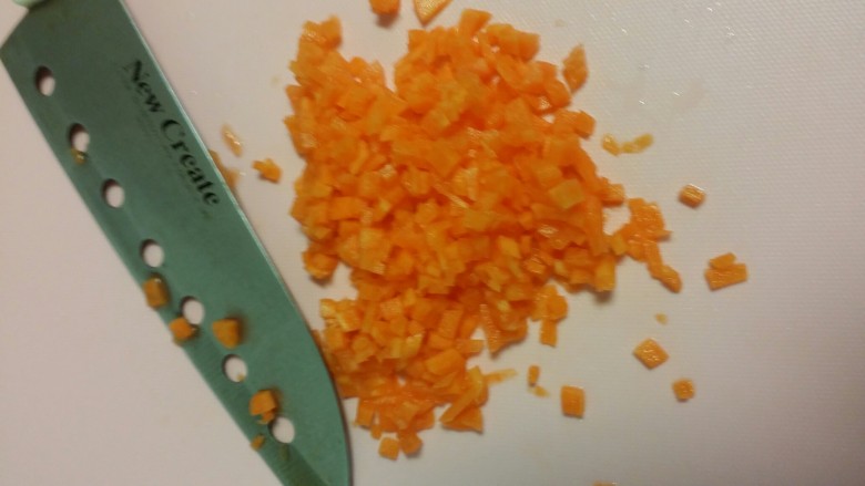 辅食：三色手抓饭&虾仁汤,<a style='color:red;display:inline-block;' href='/shicai/ 25'>胡<a style='color:red;display:inline-block;' href='/shicai/ 24'>萝卜</a></a>切小块，然后用开水过下。