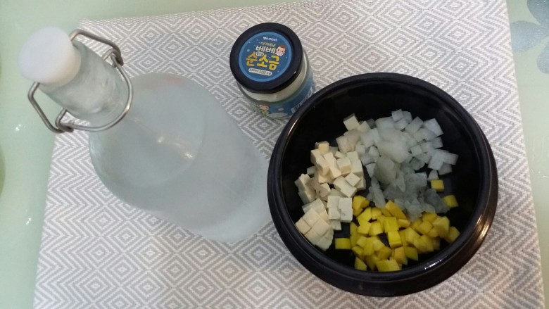 辅食：三色手抓饭&虾仁汤,食材入锅后，加水，加少量盐。