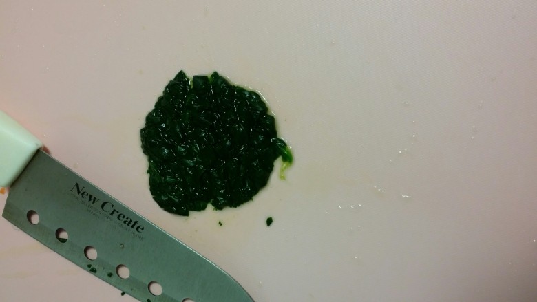 辅食：三色手抓饭&虾仁汤,<a style='color:red;display:inline-block;' href='/shicai/ 117'>菠菜</a>用开水过后切碎。