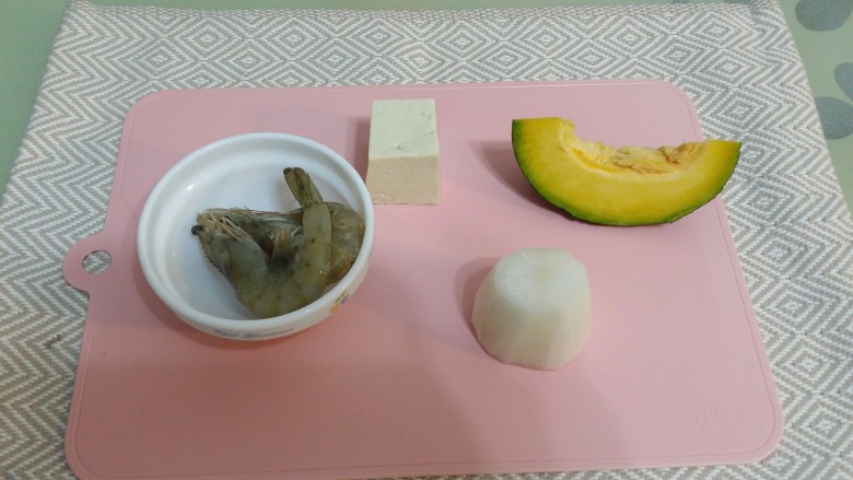 辅食：三色手抓饭&虾仁汤,把汤的食材清洗准备好。