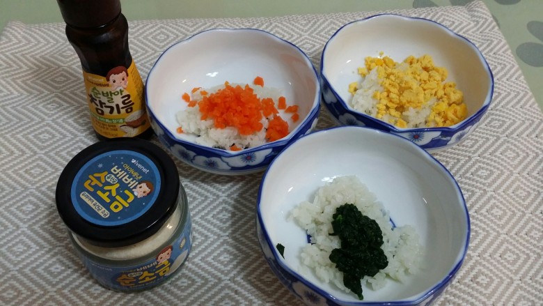 辅食：三色手抓饭&虾仁汤,把食材放在饭上，加入少量盐，和香油，让食材和<a style='color:red;display:inline-block;' href='/shicai/ 507'>米饭</a>均匀的做成小团状。