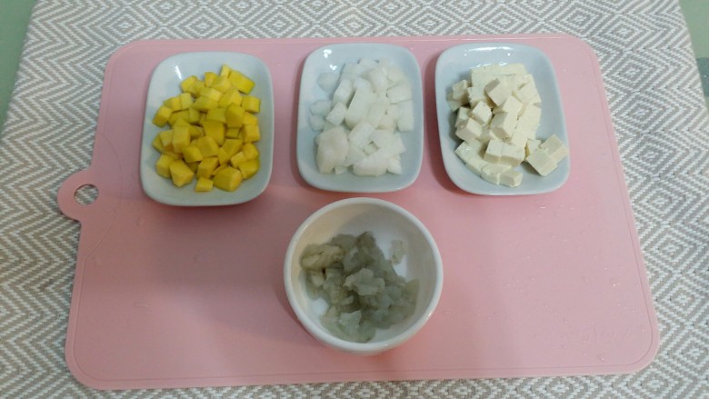 辅食：三色手抓饭&虾仁汤,<a style='color:red;display:inline-block;' href='/shicai/ 53'>南瓜</a>去皮，去籽，切成小块。萝卜切成小块。<a style='color:red;display:inline-block;' href='/shicai/ 465'>豆腐</a>切成小块。<a style='color:red;display:inline-block;' href='/shicai/ 300'>虾</a>去上下<a style='color:red;display:inline-block;' href='/shicai/ 300'>虾</a>线后切碎。