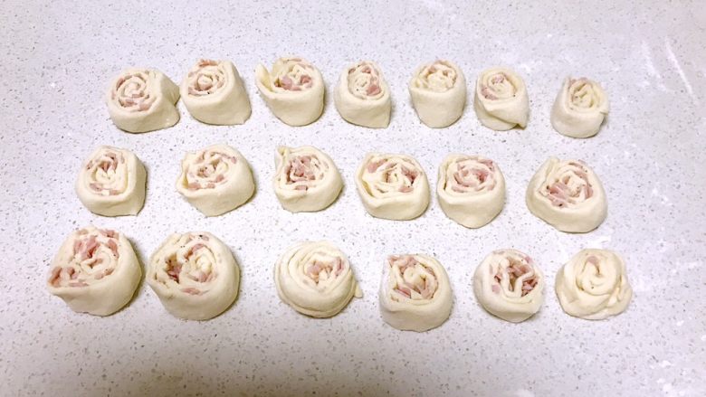 火腿发面饼,把小饼段立起来,调整成圆形
