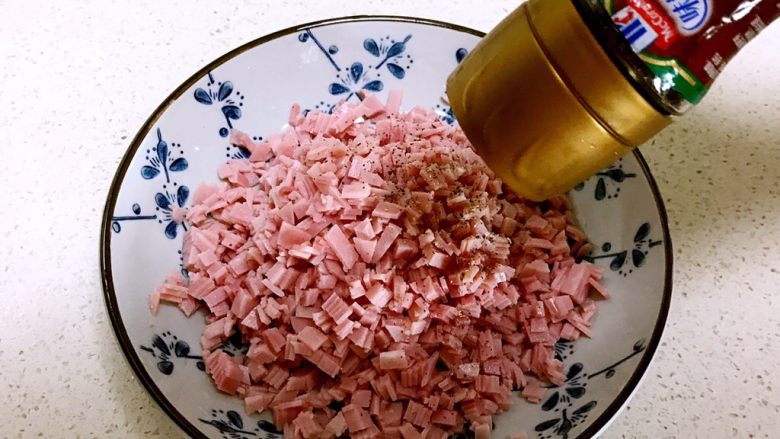 火腿发面饼,把火腿切成小丁,加入现磨的黑胡椒粉