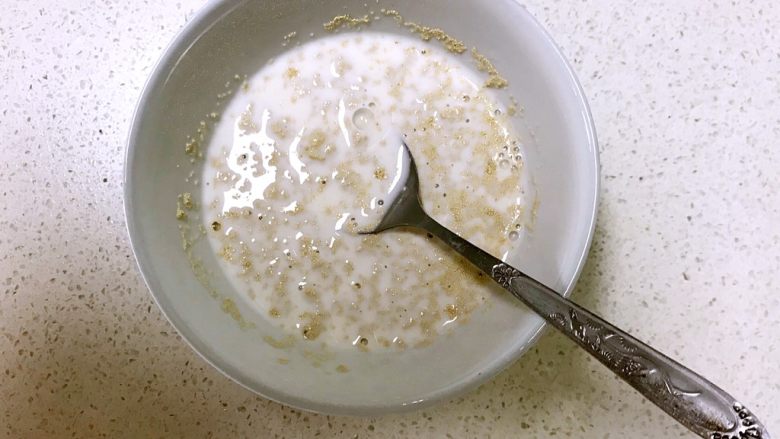 火腿发面饼,在酵母和白砂糖里加入50ml牛奶,搅拌至砂糖融化后静止5分钟