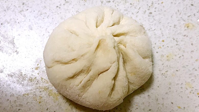 红糖发面饼,包成包子形状,收口捏紧