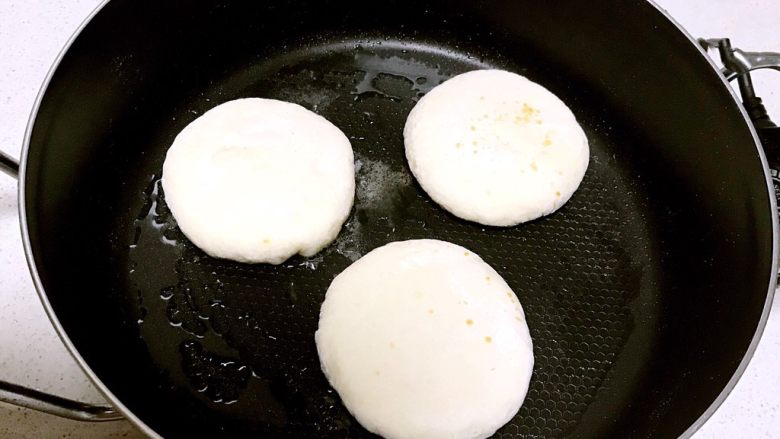 红糖发面饼,锅内加入大豆色拉油,油温5分热的时候加入饼坯