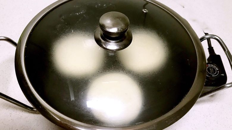 红糖发面饼,盖上锅盖,这样更容易熟透