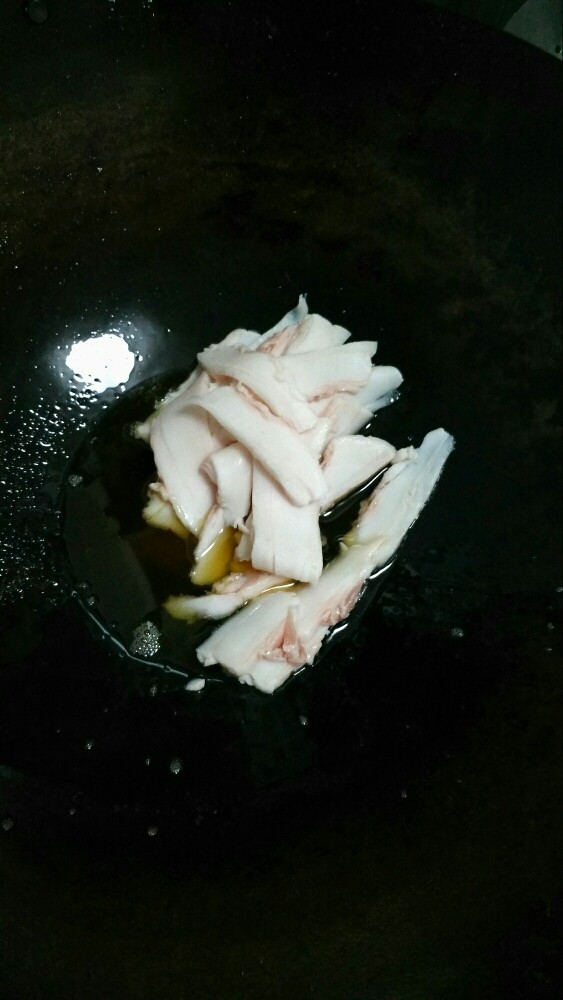 贵州风味鱼火锅,锅里放适量的菜油,<a style='color:red;display:inline-block;' href='/shicai/ 33864'>肥猪肉</a>下锅熬。是形成混合油。