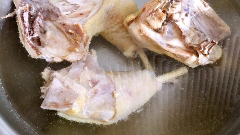椒麻鸡,将鸡肉取出泡入冰水中,镇一下取出沥干水分。