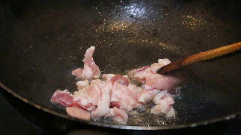 韩式五花肉拌饭,另起一个锅,放入油,五花肉进行翻炒。