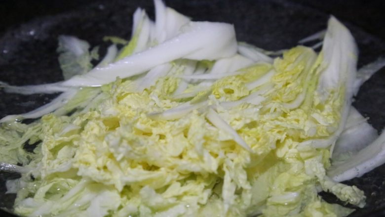 韩式五花肉拌饭,锅中倒入适量水,水开后放入娃娃菜,焯水到娃娃菜断生捞起备用。