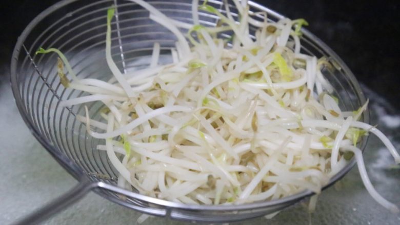 韩式五花肉拌饭,<a style='color:red;display:inline-block;' href='/shicai/ 120'>豆芽</a>洗净,焯水断生后捞起备用。