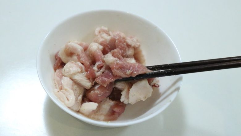 炸酥肉,搅拌均匀,腌制15分钟。