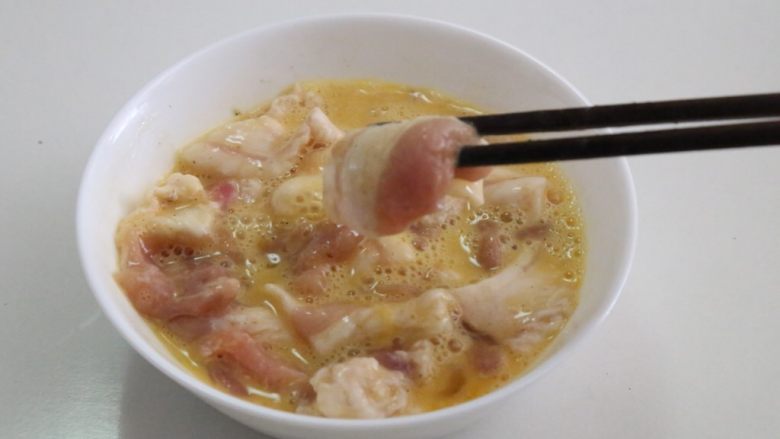 炸酥肉,搅拌均匀后,加入淀粉、面粉,搅拌均匀挂糊。