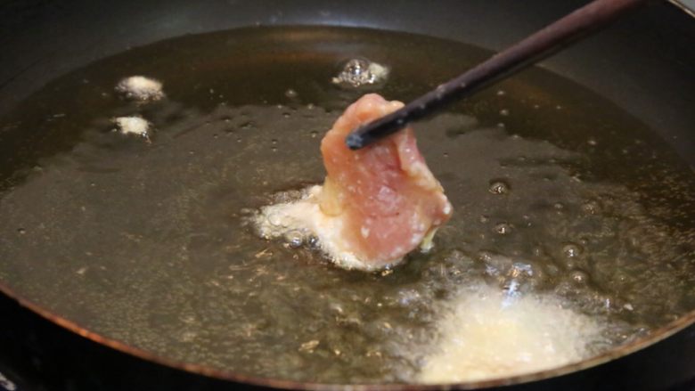 炸酥肉,锅中放大量的油,放入调好的肉进行浸炸。