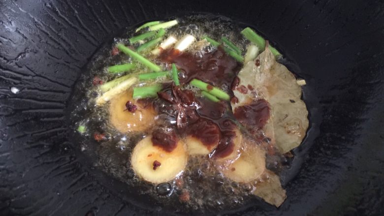 鲫鱼炖豆腐,锅内放油烧至五成热,放入炖鱼料爆香。