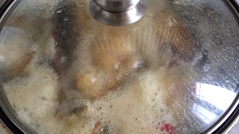 鲫鱼炖豆腐,盖盖大火烧开,转中火炖半小时。