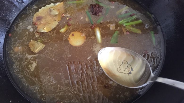 鲫鱼炖豆腐,锅内倒入清水,放入<a style='color:red;display:inline-block;' href='/shicai/ 718'>料酒</a>。