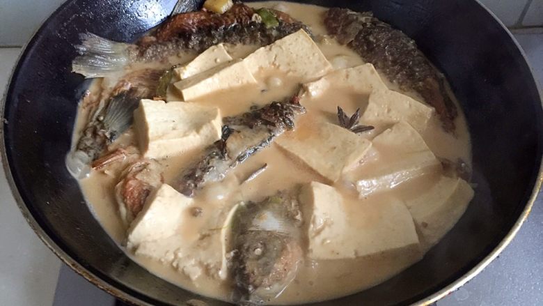 鲫鱼炖豆腐,收浓汤汁即可(其实要比照片中的汤再少一些最好,只是我喜欢多汤就多留了一点)。