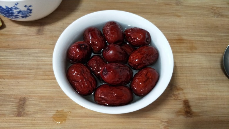 红枣枸杞乳鸽汤,<a style='color:red;display:inline-block;' href='/shicai/ 2470'>红枣</a>同样泡水,洗净