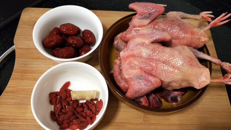红枣枸杞乳鸽汤,准备好所需材料,<a style='color:red;display:inline-block;' href='/shicai/ 5269'>乳鸽</a>是闷的,没有放血,所以肉比较红