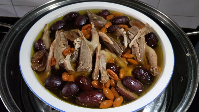 红枣枸杞乳鸽汤,当揭开锅盖时,好香的