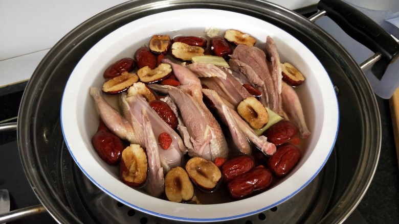 红枣枸杞乳鸽汤,再放入蒸锅,蒸1小个半小时~2小时