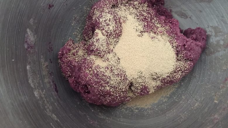 紫薯大列巴,厨师机2档3分钟加入酵母,再和面3分钟