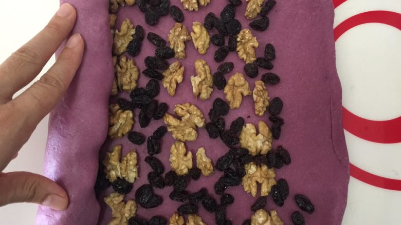 紫薯大列巴,从没留空位那边卷起
要紧紧地卷起,紧密点,这样二发时不会鼓起
