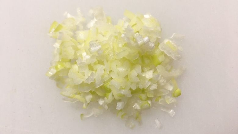 鸡肉紫苏培根卷佐京葱芥末酱, 然后切成末…