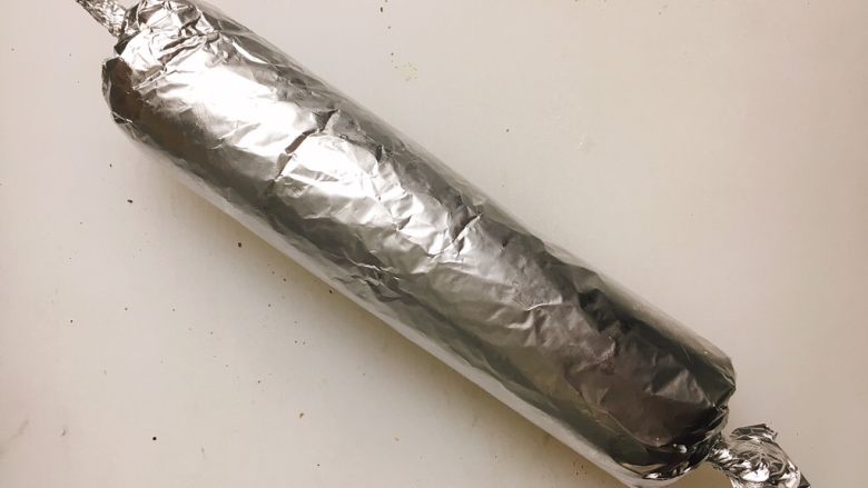 鸡肉紫苏培根卷佐京葱芥末酱, 嗯,又是卷成一条大白兔奶糖的模样,两头拧紧,下锅不进水…然后丢锅里,水开后煮八分钟左右…